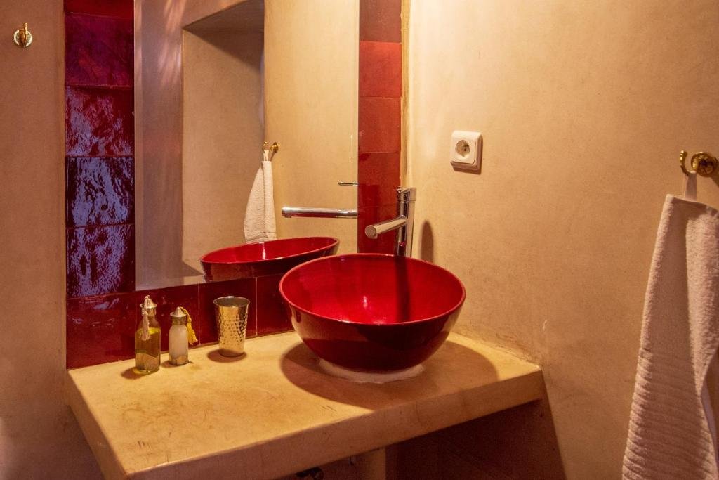 Tadelakt bathroom with red basin, Riad les Jardins des Lilas