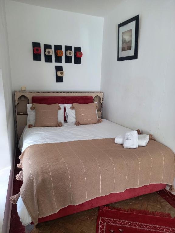 Double room with Moroccan headboard, Riad les Jardins des Lilas