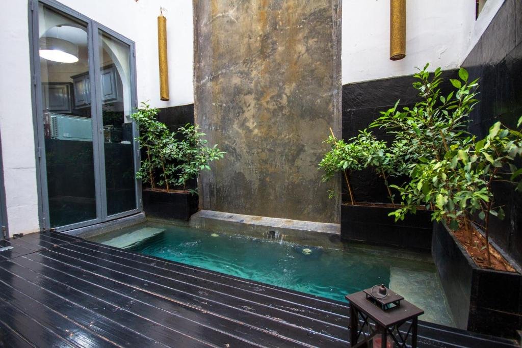 Patio e piscina di un riad nella medina di Marrakech