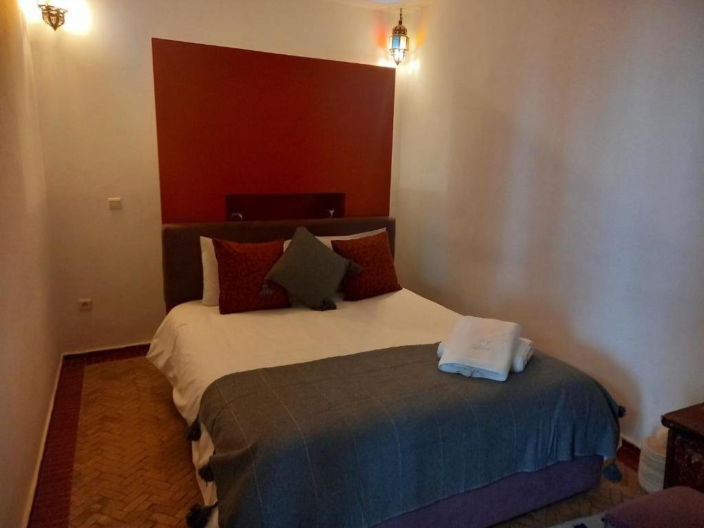 Double room with red headboard, Riad les Jardins des Lilas