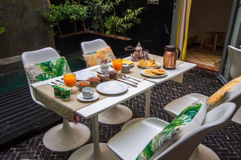 Breakfast by the plunge pool
